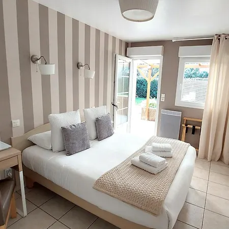 Logis La Rosiere----situe Entre Bayeux Et Arromanches Отель 3*